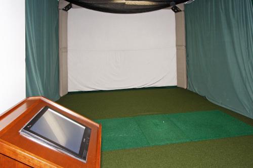 Platinum Suites Furnished Executive Suitesにあるテレビまたはエンターテインメントセンター