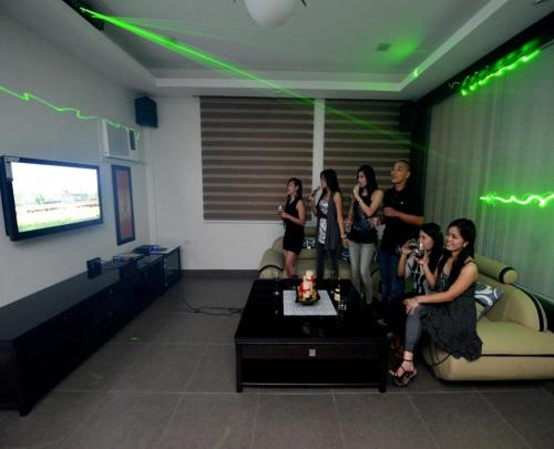 Televisyen dan/atau pusat hiburan di Hollywood Drive-In Hotel