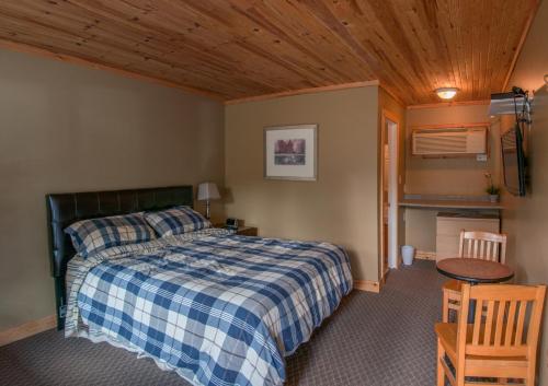 En eller flere senge i et værelse på Noble Motel