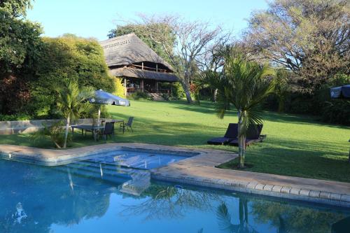 dom z basenem na dziedzińcu w obiekcie Kumbali Country Lodge w mieście Lilongwe