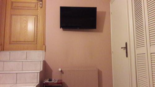 La salle de bains est pourvue d'une télévision murale à écran plat. dans l'établissement gite la Pinetterie, à Civray-de-Touraine