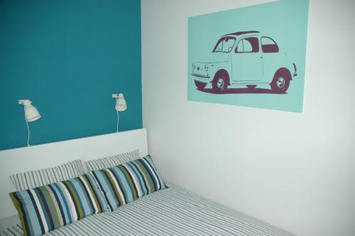 - une chambre avec un lit avec une photo d'une camionnette sur le mur dans l'établissement Apartman E5, à Zagreb