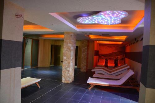 a room with two beds and a ceiling with a sign at Apartman Sunset Milmari Kopaonik M10 in Kopaonik