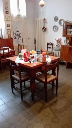 フォルリにあるB&B La Doganaのダイニングルームテーブル(椅子、食べ物を入れたテーブル付)