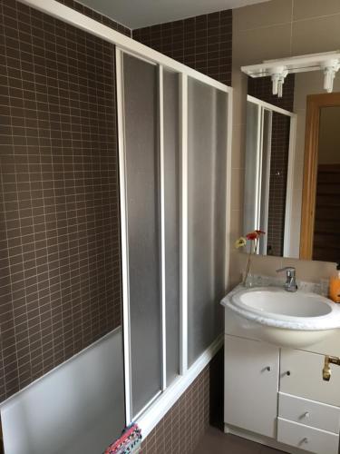 a bathroom with a sink and a mirror at VILLA HISPANO-BRASILEÑA-Fiestas NO in Purchil