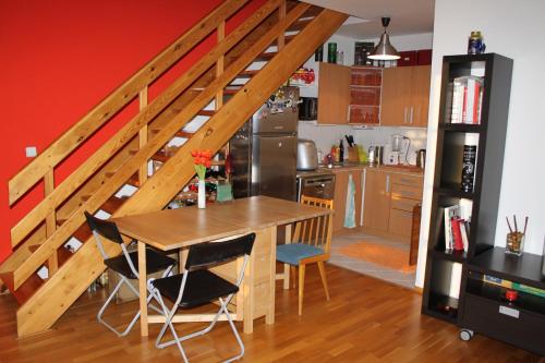プラハにあるSunny Two-story Apartment Kyjeのキッチン(木製テーブル、階段付)