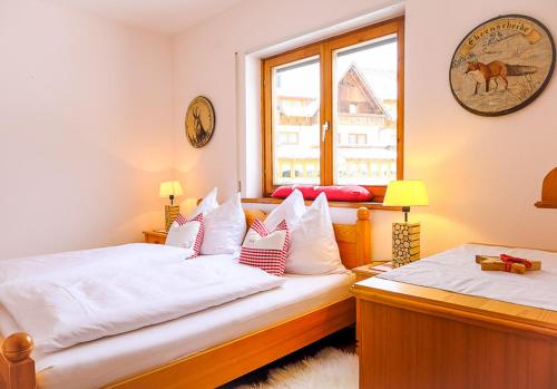 una camera con due letti e una finestra di Apartment Lakeside a Turracher Hohe