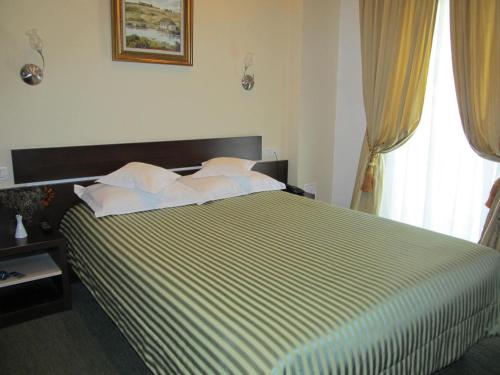 Un pat sau paturi într-o cameră la Hotel Kilometrul Zero
