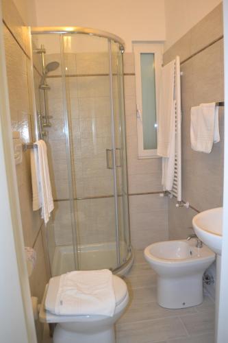 マリネッラ・ディ・サルザーナにあるZena Affittacamereのバスルーム(シャワー、トイレ、シンク付)