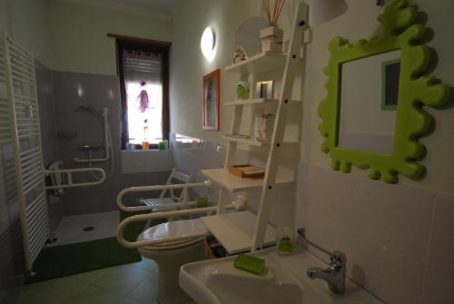 トリノにあるAppartamento Borgo Auroraのバスルーム(トイレ、洗面台、鏡付)