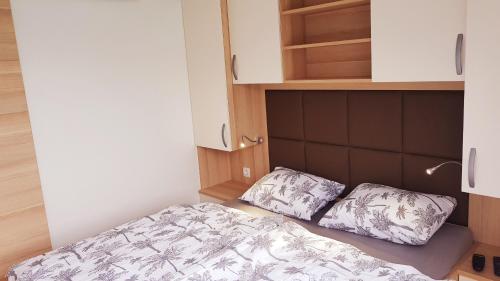 Un pat sau paturi într-o cameră la Floating Sea House Portorose