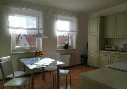 uma cozinha com mesa e cadeiras num quarto em Ferienwohnung Im Wachturm em Tangermünde