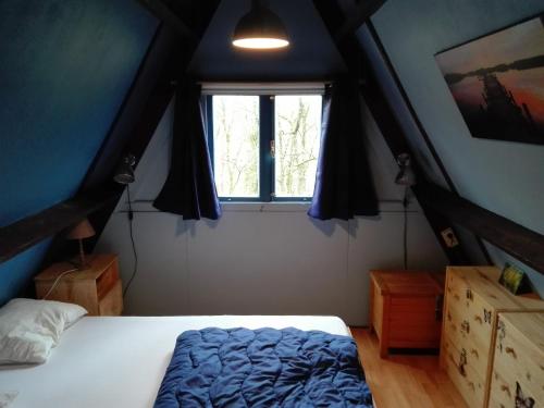 - une chambre avec un lit et une fenêtre dans l'établissement Durbuy Bungalow 194, calme et nature, à Durbuy