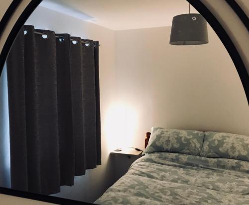 sypialnia z łóżkiem i lustrem w obiekcie Saltwater Chalet w mieście Kessingland