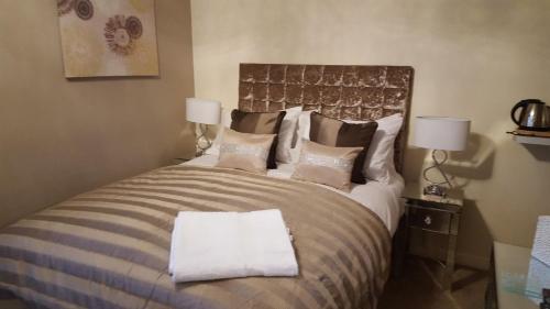 Cama o camas de una habitación en The Stranded Hotel