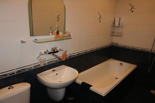 ヴェリコ・タルノヴォにあるGuest House Divnaのバスルーム(洗面台、トイレの隣にバスタブ付)