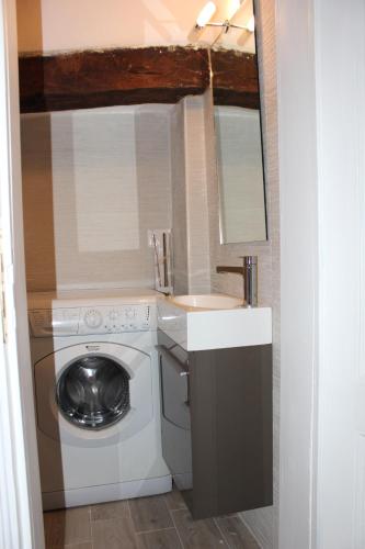 uma pequena casa de banho com uma máquina de lavar roupa e um lavatório em Borgo Dauno-Il Rifugio em Volturara Appula