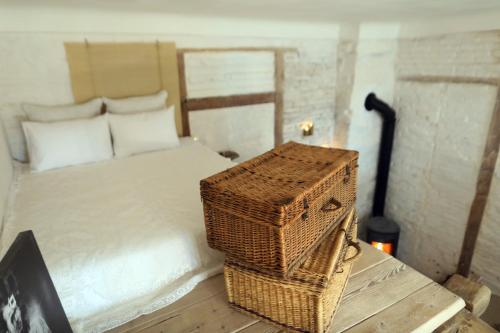 ein kleines Schlafzimmer mit einem Bett und einem Korbkorb in der Unterkunft Overture Studio in Kamjanez-Podilskyj