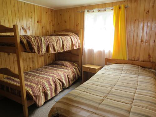 Poschodová posteľ alebo postele v izbe v ubytovaní Cabañas Piedra Blanca