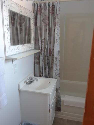 
a bathroom with a sink, toilet and bathtub at Mountain View Motel in Barrys Bay
