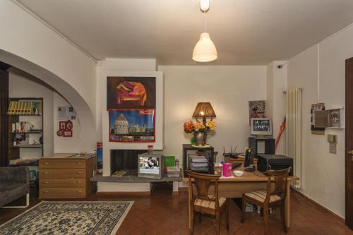 a room with a desk and a table with chairs at Il Cielo di Lucio in Pisa