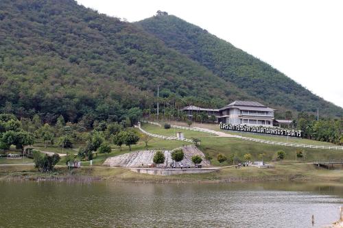 วิว Kaengkachan Lake Hill จากมุมสูง