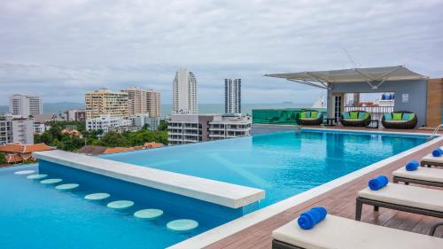 Piscina a Unique Regency Pattaya o a prop
