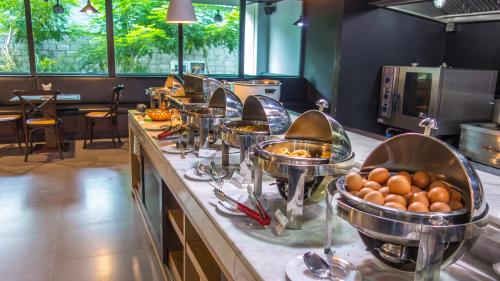 una fila di ciotole su un bancone in cucina di Unique Regency Pattaya a Pattaya Sud