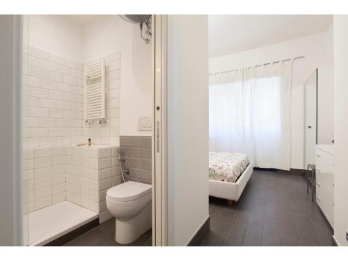 ローマにあるCharming Apartment Near Sant Peter Squareのバスルーム(トイレ、バスタブ付)、ベッド1台が備わります。