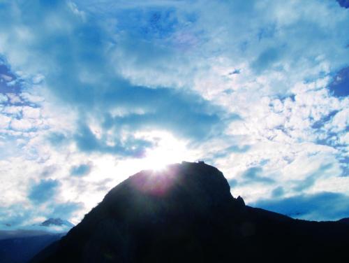 Gite de Serrelongue في مونتسيجور: جبل مع الشمس في السماء