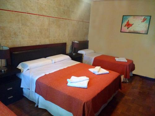 Habitación de hotel con 2 camas y toallas. en Hotel Sierras en Mina Clavero
