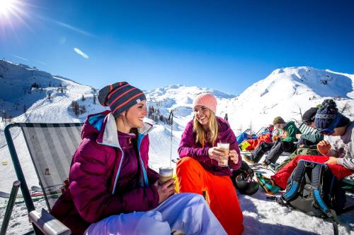 a group of people sitting on top of a snow covered mountain at Ferienhotel Gewürzmühle in Radstadt
