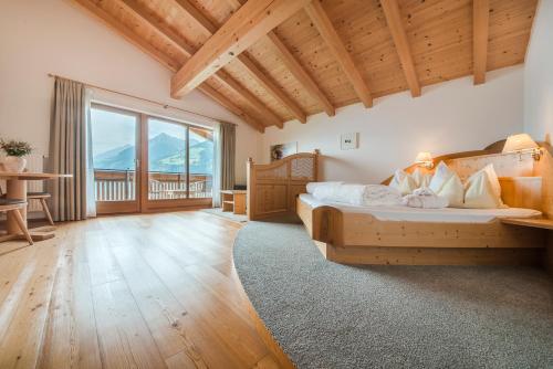 Un pat sau paturi într-o cameră la Naturhotel Gruberhof