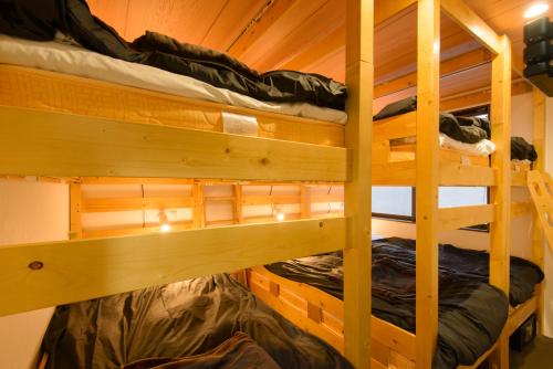 a couple of bunk beds in a room at Guesthouse Kintoto in Kanazawa