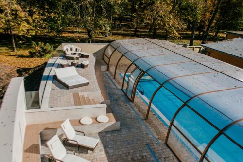 Csitár的住宿－Főnix Medical Wellness Resort，享有带圆顶建筑的游泳池的顶部景致