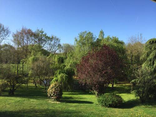 Photo de la galerie de l'établissement Les Arbres Rouges, à Sucé-sur-Erdre