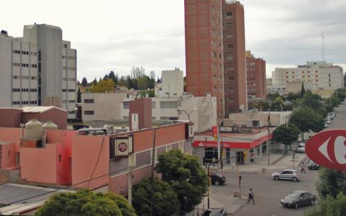 una ciudad con edificios y una calle con una señal de stop en Hotel City en Trelew