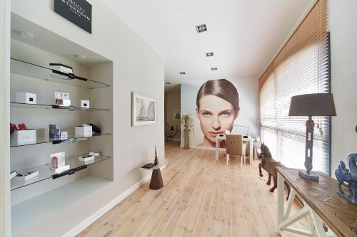 a living room with a large poster of a woman at Ciekocinko Powozownia in Ciekocinko