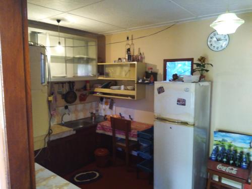 Una cocina con un refrigerador blanco y un fregadero. en Siri Tourist Holiday Home, en Hikkaduwa