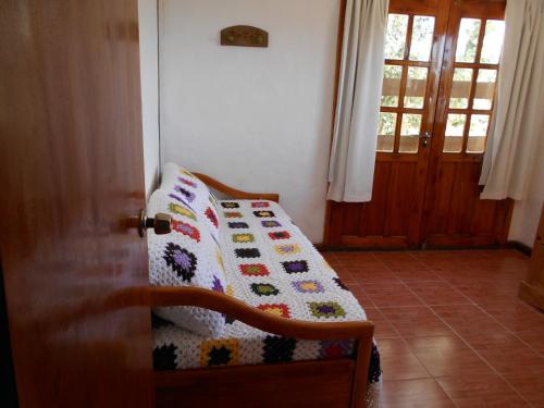 una camera da letto con un letto con una trapunta sopra di Mi Capricho a Barra de Maldonado