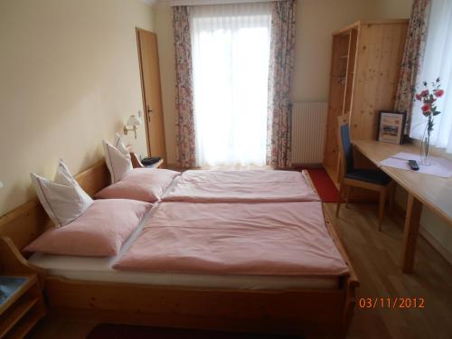 Giường trong phòng chung tại Haus Alpina