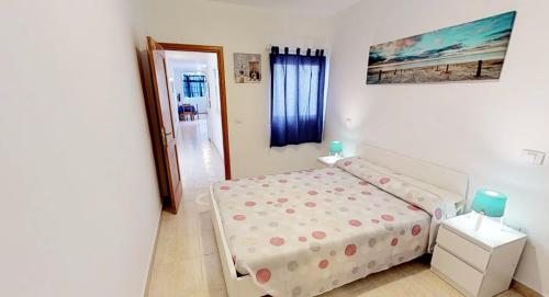 ein Schlafzimmer mit einem Bett und einem Wandgemälde in der Unterkunft Sky Apartments in Vecindario