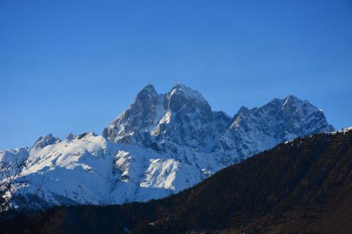 Vue générale sur la montagne ou vue sur la montagne depuis la maison d'hôtes
