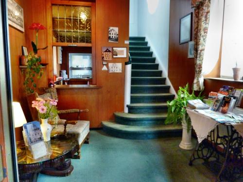 a lobby with a staircase and a stair case at Braunschweiger Hof in Münchberg