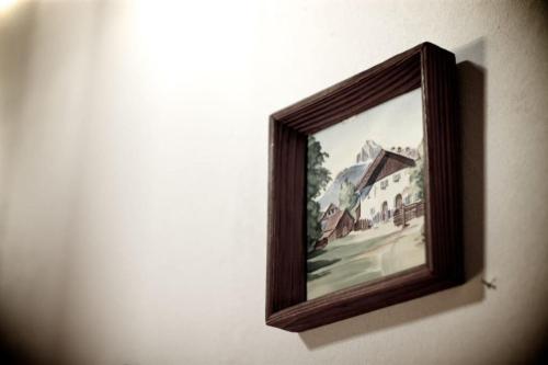 a picture of a painting hanging on a wall at Ferienwohnung Bacher in Edling