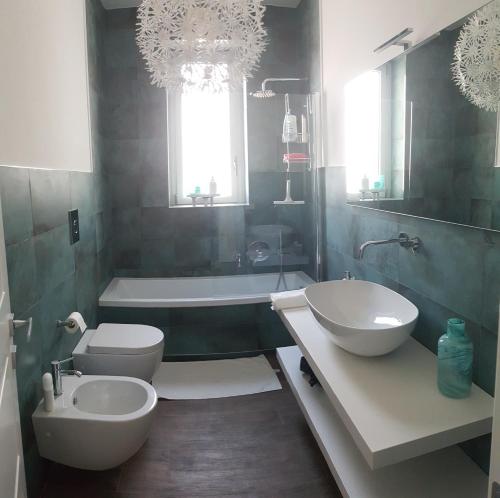 La salle de bains est pourvue de toilettes, d'une baignoire et d'un lavabo. dans l'établissement Penthouse Salento - Galatina, à Galatina
