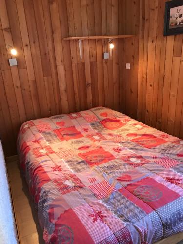 モンジェネヴルにあるAppartement Montgenèvre Chalmettes 6 pers maxiの布団付きの木造の部屋のベッド1台