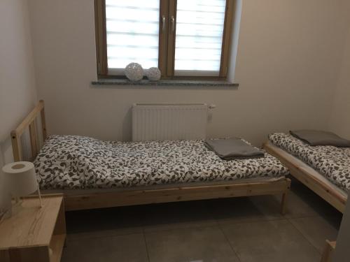 um quarto com 2 camas e uma janela em apartament em Szklarska Poręba