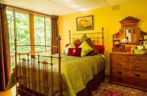 
A bed or beds in a room at Arcadia Cottages
