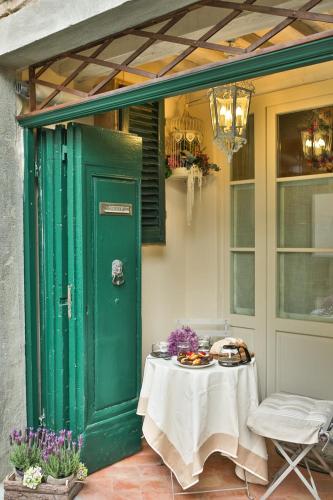 a green door and a table with food on it at Casa Zeni in Cortona